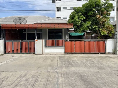 ????#บ้านแฝดรีโนเวทใหม่อมตะพานทองชลยุรี????หมู่บ้านปาณรดา หนองตำลึง ชลบุรี????สถานะกำลังรีโนเวท???????? ราคาเพียง 2.xxx ล้านบาท✅ พื้นที่ 45 ตร.ว.✅ 3 ห้องนอน 1 ห้องน้ำ✅ จอดรถได้ 4 คัน✅ รีโนเวทใหม่ทั้งหลัง ✅พร้อมของแถมครบ???? ของแถมจัดเต็ม????✨ โซฟา✨ โต๊ะรับประทานอาหาร✨ ตู้อาบน้ำ + เครื่องทำน้ำอุ่น✨ ปั๊มน้ำ✨ เหล็กดัด มุ้งลวด และผ้าม่าน✨ฟรีโอน  ฟรียื่นกู้????ทำเลสะดวก ใกล้ตลาดฟ้าไทย, E-TE