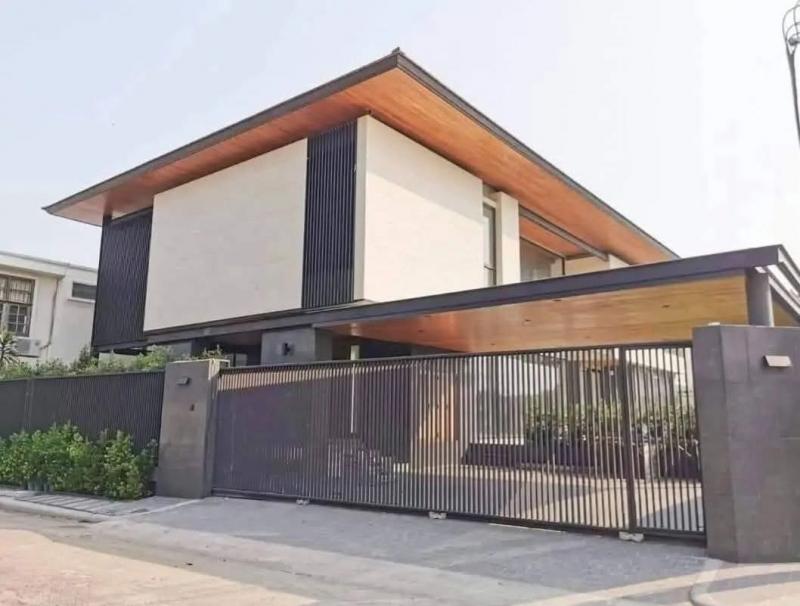 ให้เช่าบ้านเดี่ยวขนาดใหญ่ในโครงการ Evergreen Ville บางนา-ตราด 46 ทำเลต้นบางนา ใกล้ Central Bangna พื้นที่ใช้สอยประมาณ 610 ตารางเมตร บนที่ดินประมาณ 156 ตารางวาหมายเหตุ: ข้อมูลต้นทางระบุราคา 25000 บาท แต่ประกาศออนไลน์ของทรัพย์ขนาดเดียวกันในโครงการนี้ระบุประมาณ 250000 บาทต่อเดือน จึงใช้ราคา 250000 บาทเพื่อป้องกันความคลาดเคลื่อนรายละเอียดบ้าน- บ้านเดี่ยว 2 ชั้น- ที่ดินประมาณ 156 ตารางวา- พื้นที่