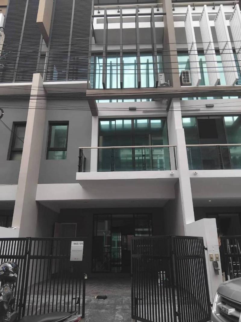 ทาวน์โฮมหรู 4 ชั้น โครงการ Bless Town Sukhumvit 50 ใจกลางสุขุมวิท ทำเลใกล้ BTS อ่อนนุชและทางด่วนรามอินทรา-อาจณรงค์ เดินทางสะดวก เหมาะทั้งสำหรับพักอาศัยและทำ Home Office พร้อมเข้าอยู่รายละเอียดทาวน์โฮม- เนื้อที่ 20.6 ตารางวา- พื้นที่ใช้สอย 240 ตารางเมตร- ทาวน์โฮมสูง 4 ชั้น- 3 ห้องนอน- 4 ห้องน้ำ- 2 โถงนั่งเล่น- 2 ห้องเก็บของ- จอดรถได้ 2 คัน- บ้านหันหน้าทิศใต้ รับลมดี- แอร์รวม 5 เครื่อง- เหมาะสำหรับพั�