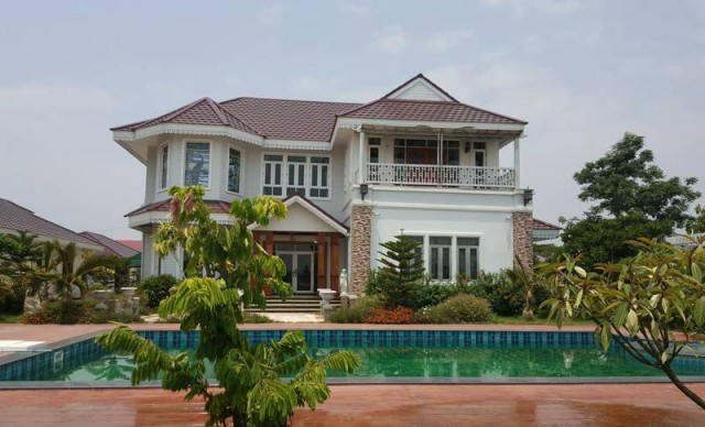 ##ขายบ้านพร้อมที่ดิน 4-3-64 ไร่ ติดแม่น้ำน้อย ต.บางพลี อ.บางไทร จ.พระนครศรีอยุธยาโซน : อ.บางไทร  จ.พระนครศรีอยุธยาที่ตั้ง :  30 หมู่ที่ 2  ต.บางพลี  อ.บางไทร  จ.พระนครศรีอยุธยา  13190ลักษณะโดยทั่วไป- บ้านสุดหรู  2 ชั้น ด้านหน้าติดถนน ด้านหลังติดแม่น้ำน้อย- เนื้อที่  4-3-64 ไร่, พื้นที่ใช้สอย 5,000 ตรม.- บ้านหลังใหญ่  1 หลัง  พร้อมสระว่ายน้ำ- ขั้นบน  3 ห้องนอน,  3  ห้องน้ำ, 1 ห้องโถงใหญ่- ชั้นล่าง  3 ห้�