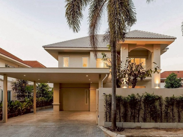 ขายพร้อมผู้เช่า 10.5 ล้าน #พิมุกต์4 #สันทราย Pool Villa ทำเลทอง! #แปลงมุม รับรายได้ 80,000 บาท/เดือน (สัญญาหมด ก.ค. 2570) ฟังก์ชันครบ บรรยากาศส่วนตัว #ติดถนนวงแหวนรอบสอง เดินทางสะดวก #เหมาะทั้งอยู่อาศัยและลงทุนปล่อยเช่ารายละเอียดบ้านที่ดิน 86 ตร.ว.พื้นที่ใช้สอย 270 ตร.ม.4 ห้องนอน | 3 ห้องน้ำ2 ที่จอดรถจุดเด่นพิเศษ (Key Features)สระว่ายน้ำระบบเกลือ ยาว 13 เมตร ว่ายออกกำลังกายได้จริงห้องนอนแขก / ห้อง