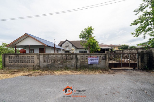 ขายด่วน บ้านเดี่ยว 1 ชั้น ซอยทวีวัฒนา 25 แยก 17-4 เนื้อที่ 73 ตร.ว. มีบ้านสภาพเดิม 1 หลัง บ้านรับรองสร้างแยก 1 หลัง ทำเลทวีวัฒนา พุทธมณฑลสาย 3 - สาย 4  เหมาะอยู่อาศัย รีโนเวทตามใจชอบ ขายตามสภาพปัจจุบัน .“ทำเลการเดินทาง”ถนนบรมราชชนนี (ขึ้นทางทิศเหนือ) ใช้สำหรับเดินทางเข้าสู่ใจกลางเมือง มุ่งหน้าตลิ่งชัน ปิ่นเกล้า หรือขึ้นทางด่วนประจิมรัถยา (ศรีรัช-วงแหวนรอบนอก) เพื่อเข้�