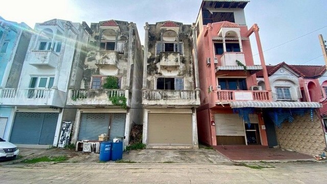 รหัสทรัพย์ : N1221ขายอาคารพาณิชย์ ย่านหนองจอก หมู่บ้านเธียรทอง2 ถ.ประชาสำราญ พื้นที่ 20 ตร.ว. ใกล้ถนนเพียง 50 เมตร สำหรับซื้อลงทุนรีโนเวท ราคาต่ำประเมินที่ตั้ง&nbsp;: ถ.นิมิตใหม่ ซ.59 แขวงสามวาตะวันออก เขตมีนบุรี กรุงเทพมหานครรายละเอียดทรัพย์&nbsp;- อาคารพาณิชย์ 3 ชั้น (มีดาดฟ้า) | หมู่บ้านเธียรทอง 2- พิกัด: ถ.ประชาสำราญ (หนองจอก)- เนื้อที่: 20 ตารางวา- พื้นที่ใช้สอย : 140&nbsp;ตารางเมตร- หัน�