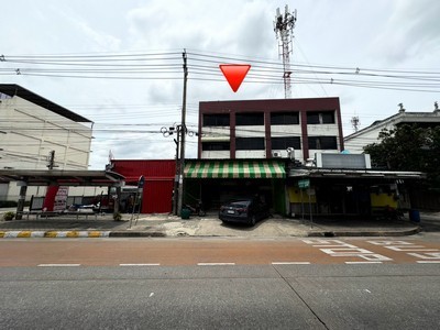 ทำเลติดถนนแยกสนามบินน้ำ !!! เหมาะทำการค้าหรือร้านอาหาร ขายตึกแถว 3.5  ชั้น 42 ตรว. ในถนนสนามบินน้ำ ใกล้กระทรวงพาณิชย์ และ กองสลาก ราคาพิเศษ!!.TPI-3317.ขายตึกแถวติดถนน 3.5  ชั้น 42 ตรว. ในถนนสนามบินน้ำ ใกล้กระทรวงพาณิชย์ และ กองสลาก ราคาพิเศษ!! .ที่ตั้ง :  ถนนสนามบินน้ำ ท่าทราย อำเภอเมือง นนทบุรี https://maps.app.goo.gl/gLNznSBJ4TAYPmw26?g_st=ic.✅ อาคารพาณิชย์ 3.5 ชั้น 2 คูหา 42 ตรว. พื้นที่ใช้สอยประมาณ 336 ตรม. ✅ เหมาะม�