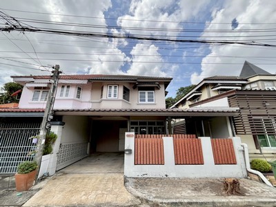 ขนเฟอร์นิเจอร์เข้ามา ก็เข้าอยู่ได้เลย!!! ขายบ้านแฝด โครงการ คันทรี อิน ทาวน์ (Country In Town) บ้าน 2 ชั้น รีโนเวทใหม่ สภาพดี บนที่ดิน 37.2 ตร.ว..TPI-3311.ขายบ้านแฝด 2 ชั้น บนที่ดิน 37.2 ตารางวา พื้นที่ใช้สอยประมาณ 140 ตารางเมตร ฟังก์ชั่น 3 ห้องนอน 2 ห้องน้ำ จอดรถได้ 1 คัน เป็นบ้านเปล่า ปูพื้นและทาสีใหม่เรียบร้อย พร้อมแอร์ 1 เครื่อง ซื้อแล้วไม่ต้องเสียเวลาปรับปรุง ขนเฟอร์นิเจอร์เข้ามาอยู่�