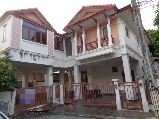 ขาย บ้านเดี่ยว โครงการบ้านฟ้ากรีนพาร์ค รอยัล ธนบุรีรมย์ กรุงเทพมหานคร       ถนนประชาอุทิศ แขวงทุ่งครุ เขตทุ่งครุ กรุงเทพมหานคร  ราคา 4,600,000 บาท    รายละเอียดทรัพย์ -  เนื้อที่ 61.30  ตร.ว  พื้นที่ใช้สอย 209 ตารางเมตร -  3 ห้องนอน 3 ห้องน้ำ  -  2 ที่จอดรถ  -  บ้านหันไปทางทิศ  พิกัดทรัพย์  :    https://maps.app.goo.gl/5BhRdo6fQLzjCJ8ZA  สถานที่ใกล้เคียง   - ม.เทคโนโลยีพระจอมเกล้า ธนบุรี  - เซ็นทรัล พลาซ่า พระราม 2 - บิ๊กซี พ�