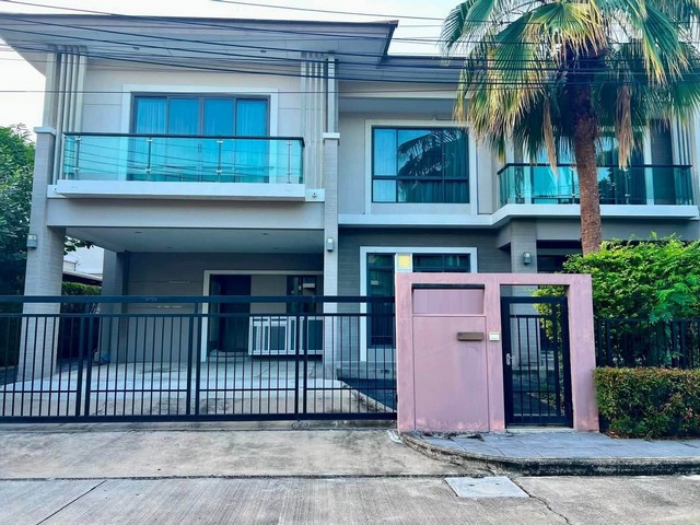 ให้เช่า - ขายบ้านหรู 2 ชั้น 80 ตรว. 4 ห้องนอน โครงการ เดอะ ปาล์ม พัฒนาการ 38 The Palm Pattanakarn ดีไซน์ Modern Premium ใกล้ทางด่วน ใกล้เอกมัย ทองหล่อ*** ราคาเช่า 150,000 บาท/เดือน *** ราคาขาย 29.5 ล้านบาท  ติดต่อ::  ชยา โทร/ID Line:: 0942823961   Link Line:: https://line.me/ti/p/3xFA1An8Kcรหัส# T26-428 บ้านหรู โครงการ เดอะ ปาล์ม พัฒนาการ 38 The Palm Pattanakarn ดีไซน์โมเดิร์นพรีเมียม จากโครงการคุณภาพของ Pruksa• ขนาดบ้านไซร์ L หันหน้าทิศใต้ • เนื้อที่ 80 ตร.วา• พื้นที่ใช้สอย 