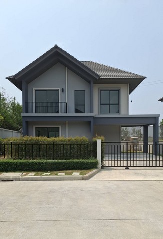 ขายบ้านใหม่ ( ยังไม่เคยเข้าอยู่อาศัย ) บ้านเดี่ยว 2 ชั้น เนื้อที่ 61.6 ตรว.               ขนาด 3 ห้องนอน 3 ห้องน้ำ  2 ที่จอดรถโครงการนี้ตั้งอยู่ ติดถนนทางหลวงชนบท หมายเลข 3020 ซึ่งสามารถเชื่อมต่อไปยัง ถนนอ่อนนุช - ลาดกระบัง และถนนบางนา-ตราด ได้ในระยะใกล้ๆ เพื่อเดินทางเข้ากรุงเทพ หรือจะใช้เส้นทางเชื่อมเข้าถนน 314 ( สิริโสธร ) และเข้าสู่ถนนมอเตอร์เวย์สาย 7 เดินทางเพื่อไปชลบุรีของแ�