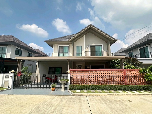 ขายบ้านเดี่ยว 2 ชั้น พร้อมเข้าอยู่ โครงการ เพฟ ปิ่นเกล้า – ศาลายาบ้านสวย ต่อเติมครบ ฟังก์ชันลงตัว เหมาะสำหรับครอบครัว พร้อมเข้าอยู่ได้ทันทีราคาขาย 5,500,000 บาทรายละเอียดบ้าน• ที่ดิน 50.60 ตร.ว.• พื้นที่ใช้สอย 213.50 ตร.ม.• 4 ห้องนอน (ชั้นบน 3 ห้อง / ชั้นล่าง 1 ห้อง)• 3 ห้องน้ำ• 2 ห้องนั่งเล่น (สามารถปรับเป็นห้องทำงานหรือห้องนอนเพิ่มเติมได้)ต่อเติมครบ พร้อมใช้งาน✔ ต่อเติมลงเสาเ�