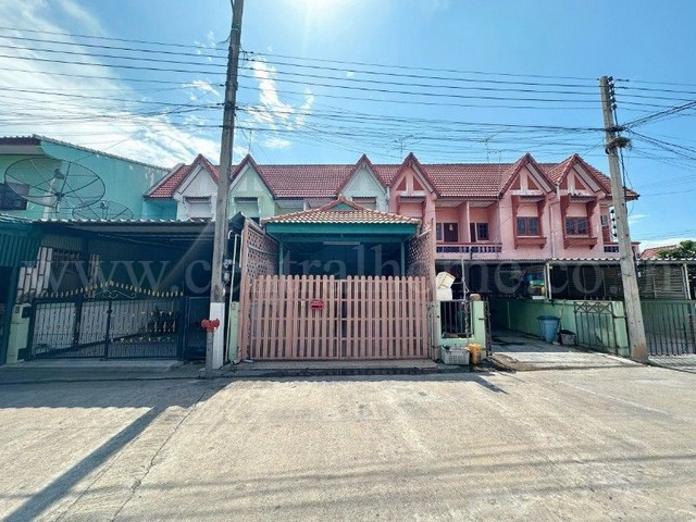 รหัสทรัพย์&nbsp; N1211ทาวน์เฮ้าส์ บ้านโป่ง หนองอ้อ ราคาถูกที่ตั้ง&nbsp;: ถนนแสงชูโต หมู่ 2 ตำบลหนองอ้อ อำเภอบ้านโป่ง จังหวัดราชบุรี 70110รายละเอียดทรัพย์&nbsp;- ทาวน์เฮ้าส์ 2 ชั้น เนื้อที่&nbsp;26.7 ตารางวา พื้นที่ใช้สอย 100 ตารางเมตร- 2&nbsp;ห้องนอน, 2 ห้องน้ำ, 1 ห้องครัว, 2 ที่จอดรถ- ต่อเติมครัวด้านหลัง และทำหลังคาที่จอดรถเรียบร้อย- หน้าบ้านหันทางทิศตะวันออกเฉียงใต้สถานที่และทำเลใกล้เคียง-