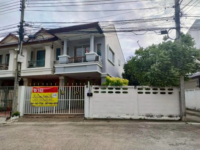 ขายทาวน์โฮมหลังมุม พื้นที่กว้าง ทำเลดี  หมู่บ้านมหาชัยเมืองทอง โครงการ 1 ด้านหน้าโครงการต่อเติมครบพร้อมอยู่ มีพื้นที่สวนข้างบ้าน บรรยากาศส่วนตัวราคาเพียง 2,500,000 บาท เท่านั้น! (ค่าใช้จ่ายในวันโอนกรรมสิทธิ์คนละครึ่ง)รายละเอียดและจุดเด่นของบ้าน-เนื้อที่กว้างขวาง: 36.8 ตารางวา (เป็นบ้านหลังมุม มีบริเวณด้านข้างสำหรับทำสวนนั่งเล่นพักผ่อน)-พื้นที่ใช้สอยจัดเต็ม:4 �