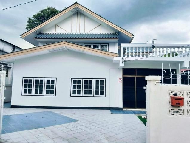 ขายบ้านเดี่ยว 2 ชั้น 6 ห้องนอน 3 ห้องน้ำ 70 ตร.วา ทำเลในเมืองเชียงใหม่ 3 นาทีถึงม.เชียงใหม่---ราคา 6,500,000 บาท---Location: เทศบาลนครเชียงใหม่ อำเภอเมืองเชียงใหม่ เชียงใหม่https://maps.app.goo.gl/dFQGWPkWVd1uJJgS9---สนใจติดต่อ รวยพร อุชชิน โทร089-168-1294 (เจ้าของขายเอง)---รายละเอียดทรัพย์มี 6 ห้องนอน 3 ห้องน้ำ 1 ห้องครัว 1 ห้องโถง 1 ดาดฟ้า 1 ห้องเก็บของ มีสถานที่จอดรถ พื้นที่ใช้สอย 200 ตร.ม.เนื้อที่ 70 ตร.ว.---สถานที่ใกล้เคียง�