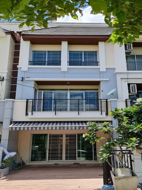 ให้เช่าทาวน์โฮม 3 ชั้น หมู่บ้านกลางเมือง ศรีนครินทร์ 24 (อ่อนนุช–พัฒนาการ) รีโนเวทใหม่ พร้อมเข้าอยู่*** ราคาเช่า 28,000 บาท/เดือนติดต่อ::  ชยา โทร/ID Line:: 0942823961   Link Line:: https://line.me/ti/p/3xFA1An8Kcรหัส# T26-1108ทาวน์โฮม 3 ชั้น หมู่บ้านกลางเมือง ศรีนครินทร์ 24 (อ่อนนุช–พัฒนาการ) ๐ ขนาด 20 ตารางวา๐ 3 ห้องนอน๐ 3 ห้องน้ำ๐ Terrace ด้านหลัง๐ เครื่องปรับอากาศ 5 เครื่อง๐ มีทีวี ตู้เย็น เครื่องซักผ้า และเครื่องปรับอากาศ พ�