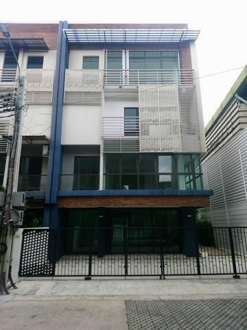 ให้เช่าโฮมออฟฟิศ4ชั้น 320ตร.ม.ย่านนวลจันทร์รามอินทรา40ใกล้MRTรามอินทรากม.6 เลียบด่วนเหมาะทำโฮมออฟฟิศ โครงการดิสทริคเอกมัย-รามอินทรา หันหน้าไปทางทิศใต้***ออฟฟิศจดทะเบียนได้***ราคาเช่า 60,000 บาท/เดือน ( ประกัน 2 ล่วงหน้า 1 เดือน )ที่ตั้ง ถนนนวลจันทร์ ซอยรามอินทรา40 แขวง นวลจันทร์ เขต บึงกุ่ม กรุงเทพฯ 10230https://www.facebook.com/profile.php?id=61581484955548ติดต่อ : คุณภัสพงณ์ 063-409-8164Line : deedaa23เนื้อที่ 49 ตารางวา พื้นท�