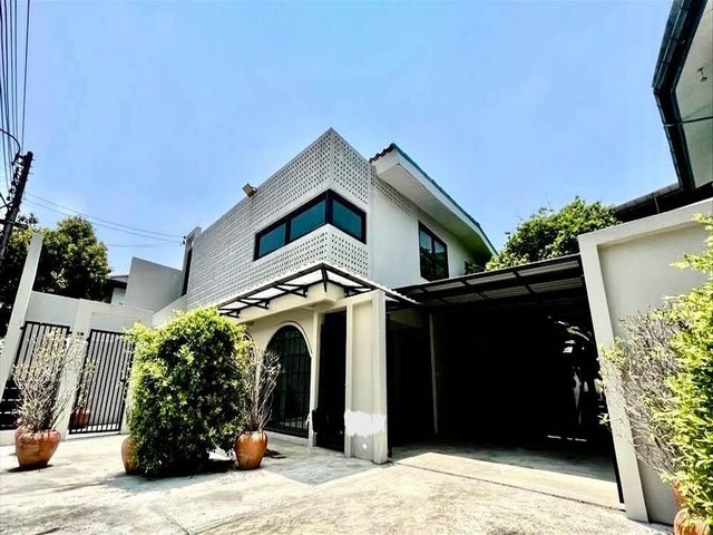 ขายโฮมออฟฟิศขนาดใหญ่ 2–3 ชั้น 75 ตรว. ซอยรุ่งเรือง ใจกลางรัชดา–สุทธิสาร เดินถึง MRT สุทธิสารเพียง 5 นาที*** ราคาขาย 19 ล้านบาท  (ต่อรองได้)ติดต่อ:: ชยา โทร/ID Line:: 0942823961   Link Line:: https://line.me/ti/p/3xFA1An8Kcรหัส# T26-983  โฮมออฟฟิศขนาดใหญ่ 2–3 ชั้น ใจกลางรัชดา–สุทธิสาร เดินถึง MRT สุทธิสารเพียง 5 นาทีเดินทางสะดวก อยู่ใจกลางเมือง • บนที่ดิน 75 ตร.ว. • พื้นที่ใช้สอยกว้างขวาง รองรับทั้งสำนักงานและที่พักอาศัยในห�
