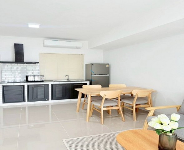svs370 ให้เช่า บ้านเดี่ยว 2 ชั้น Pleno Bangna-2 บ้านตกแต่งครบ พร้อมอยู่ เฟอร์นิเจอร์ครบ ใกล้ Mega Bangna ที่ตั้งทางคู่ขนาน ถนนบางนา-ตราด ต.บางแก้ว อ.บางพลี จ.สมุทรปราการ 10540รายละเอียดบ้าน:• พื้นที่ 17.50 ตร.ว., พื้นที่ใช้สอย 106 ตร.ม• 3 ห้องนอน, 2 ห้องน้ำ• เครื่องใช้ไฟฟ้าครบครัน: แอร์ครบทั้ง 4 ห้อง, ทีวี, ไมโครเวฟ, ตู้เย็น, เครื่องทำน้ำอุ่น• built in ครัวปูน + เตาแม่เหล็กไฟฟ้า + hood ดูดควัน• ฟูก แบรนด์ Lotus อย่