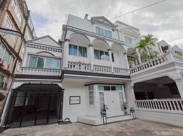 ให้เช่า #HomeOffice / บ้านเดี่ยวหรู สาทร – พระราม 3 เพิ่ง Renovate 3 ชั้น ติดถนนใหญ่สาธุประดิษฐ์ – พระราม 3 #ตรงข้ามเป็นธนาคารกสิกรไทย **เหมาะสำหรับ Home Office | บริษัท | คลินิก | สำนักงาน | ครอบครัวใหญ่ราคาเช่า : 155,000 บาท / เดือน#รายละเอียดประเภททรัพย์ : โฮมออฟฟิศเพิ่ง Renovate 3 ชั้นพื้นที่ใช้สอย : 400 ตรม.  จำนวนห้อง : 6 ห้องนอน En-Suite (ห้องน้ำในตัวทุกห้อง) -  8 ห้องน้ำ- 1 ห้องแม่บ้าน พร้อม ทางเข้าออกแยกเป็นสัดส