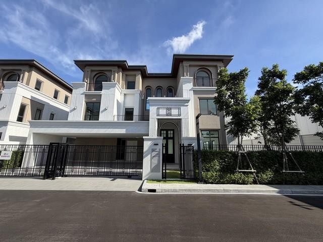 ขายบ้านเดี่ยวหรู 3 ชั้น 748 ตร.ม. Cinq Royal The Eighteen บางนา กม.7 ใกล้เมกะบางนา หนึ่งเดียวในย่านบางนา เอกสิทธิ์พิเศษเพียง 18 ครอบครัวติดต่อ:: ชยา โทร/ID Line:: 0942823961Link Line:: https://line.me/ti/p/3xFA1An8Kcรหัส# T26-929• คฤหาสน์หรู 3 ชั้น Cinq Royal The Eighteen บางนา กม.7 หนึ่งเดียวในย่านบางนา เอกสิทธิ์พิเศษเพียง 18 ครอบครัว• ที่ดิน 134.5 ตร.วา• พื้นที่ใช้สอย 748 ตร.ม.• 5 ห้องนอน• 6 ห้องน้ำ• จอดรถ 4-6 คัน• โถงรับแขก Double Volume สูงโปร่ง• Family Area ส่วนตัว• Master Bed