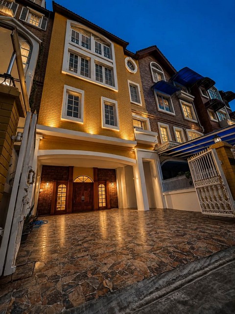 ให้เช่าบ้านหรู 5 ชั้น 450 ตร.ม. 4 ห้องนอน เย็นอากาศ เรสซิเดนท์ ใกล้ One Bangkok เหมาะอยู่อาศัยหรือทำโฮมออฟฟิศกลางกรุง*** ราคาเช่า 150,000 บาท/เดือน (ต่อรองได้) ติดต่อ:: ชยา  โทร/ID Line:: 0942823961   Link Line:: https://line.me/ti/p/3xFA1An8Kcรหัส# T26-1113 บ้านหรู 5 ชั้น ย่านเย็นอากาศ ใจกลางสาทร รีโนเวทใหม่ทั้งหลัง ใกล้ One Bangkok ๐ ที่ดิน: 41 ตร.วา๐ พื้นที่ใช้สอย: 450 ตร.ม. ๐ 4 ห้องนอน 6 ห้องน้ำ ๐ ห้องแม่บ้าน ห้องครัวใหม่ ๐ และพื้นที่ทำโฮมออฟฟิ