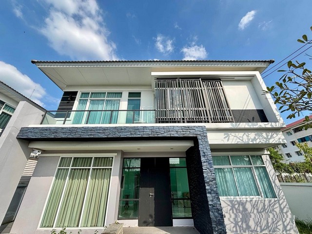ให้เช่าบ้านเดี่ยว 2 ชั้น 100 ตรว. 4 ห้องนอน โครงการ ดิ โอโซน ปัญญาอินทรา The Ozone Panyaindra ใกล้ Fashion Island*** ราคาเช่า 55,500 บาท/เดือน*** ราคาขาย 8.9 ล้านบาท ติดต่อ::  ชยา โทร/ID Line:: 0942823961   Link Line:: https://line.me/ti/p/3xFA1An8Kcรหัส# T26-1111บ้านเดี่ยว 2 ชั้น โครงการ ดิ โอโซน ปัญญาอินทรา P4 The Ozone Panyaindra ใกล้ Fashion Island๐ ขนาด 100 ตรว.๐ พื้นที่ใช้สอย 262 ตร.ม.๐ 4 ห้องนอน + 1 ห้องอเนกประสงค์๐ 2 ห้องนั่งเล่น๐ 6 ห้องน้ำ ๐ ห้องแม่บ้าน สวนส่วนตัว ๐ พร้อมที่จอดร�