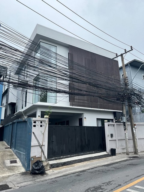 ให้เช่า บ้านเดี่ยว ซอย 20 มิถุนา ถนนสุทธิสารวินิจฉัย ห้วยขวาง เดินทางสะดวก เหมาะทำธุรกิจรหัสP725ให้เช่า 130,000 บาท/เดือน สัญญา 1 ปี เงินประกัน 2 เดือน ล่วงหน้า 1 เดือนติดต่อ คุณช่อผกา โทร 0616198565 LINE 0616198565สำรอง LINE 0812523279 ส่งลิ้งก์ไว้ได้เลย-ให้เช่าบ้านเดี่ยว 3 ชั้น ซอย 20 มิถุนา ถนนสุทธิสารวินิจฉัย เขตห้วยขวาง-เฟอร์นิเจอร์ทั้งหลัง-พื้นที่ดิน 100 ตารางวา-พื้นที่ใช้สอย 360 ตารางเมตร -เพดาน�