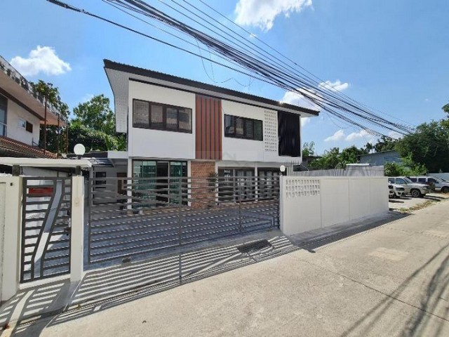 ให้เช่าบ้านเดี่ยว 2 ชั้น 92 ตรว. ย่านโชคชัย 4 ซอย 83 ลาดพร้าววังหิน เสนานิคม ใกล้เลียบด่วน รีโนเวทใหม่ เหมาะอยู่อาศัยและทำโฮมออฟฟิศ  *** ราคาเช่า 65,000 บาท/เดือน ติดต่อ::  ชยา โทร/ID Line:: 0942823961   Link Line:: https://line.me/ti/p/3xFA1An8Kcรหัส # KO1110 บ้านเดี่ยว 2 ชั้น ย่านโชคชัย 4 ลาดพร้าววังหิน เสนานิคม ใกล้เลียบด่วน รีโนเวทใหม่  • เนื้อที่ 92 ตารางวา • พื้นที่ใช้สอยประมาณ 250 ตารางเมตร • 4 ห้องนอน • 3 ห้องน้ำ • 2 ห้องครั