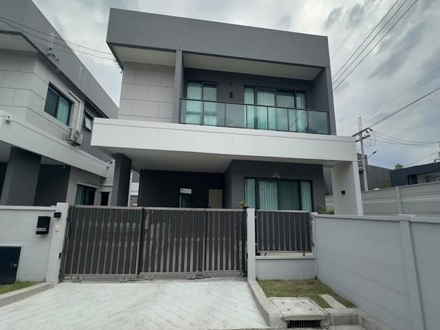 ให้เช่าบ้านเดี่ยว 2 ชั้น โครงการเซนโทร บางนา (Centro Bangna) หลังมุม ใกล้เมกะบางนาราคาเช่า 85,000 บาท / เดือนที่ตั้ง ถนนกาญจนาภิเษก ตำบลบางแก้ว อำเภอบางพลี จังหวัดสมุทรปราการติดต่อ : คุณภัสพงณ์ 0634098164Line : deedee23https://www.facebook.com/profile.php?id=61581484955548พื้นที่ใช้สอย 209 ตารางเมตร จำนวน 2 ชั้น 4 ห้องนอน 4 ห้องน้ำ จอดรถ 2 คันเฟอร์นิเจอร์และเครื่องใช้ไฟฟ้าครบ พร้อมเข้าอยู่สิ่งอำนวยความสะดวกภายในโครงการ- Clubhouse- ฟ