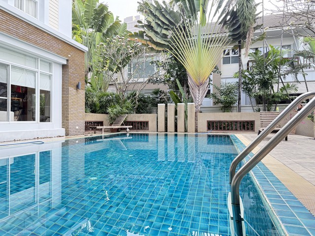 ให้เช่าบ้านเดี่ยว Pool Villa 2 ชั้น 400 ตร.ม. 4 ห้องนอน สุขุมวิท 36 การ์เด้น วิลเลจ โครงการบ้านเดี่ยวสุด Private ใกล้ BTS ทองหล่อ เพียง 300 เมตร *** ราคาเช่า 250,000 บาท/เดือน  ติดต่อ::  ชยา โทร/ID Line:: 0942823961   Link Line:: https://line.me/ti/p/3xFA1An8Kcรหัส # T26-725บ้านเดี่ยวพูลวิลล่า 2 ชั้น สุขุมวิท 36 การ์เด้น วิลเลจ โครงการบ้านเดี่ยวสุด Private 9 หลัง บรรยากาศโครงการร่มรื่น• พื้นที่ใช้สอย 400 ตร.ม.• 4 ห้องนอน ห้องพักกว้างขวาง• 4 ห้องน้ำ • มีสร�