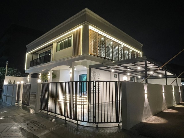 ขายบ้านเดี่ยวหลังมุม 66 ตรว. สไตล์ Modern Craftmanship นวมินทร์ 127 พร้อม Double Volume สูง 6 เมตร จอดรถ 6 คัน *** ราคาขาย 10.5 ล้านบาท ติดต่อ:: ชยา โทร/ID Line:: 0942823961Link Line:: https://line.me/ti/p/3xFA1An8Kcรหัส# T26-557บ้านเดี่ยวหลังมุม สไตล์ Modern Craftmanship นวมินทร์ 127• ขนาดบ้าน 66 ตร.วา • พื้นที่ใช้สอย 350 ตร.ม.• 3 ห้องนอน • 3 ห้องน้ำ • 6 ที่จอดรถ รองรับทุกไลฟ์สไตล์ของครอบครัวใหญ่หรือเพื่อนฝูงที่มาเยี่ยมเยียน• ถูกออกแบบมาเพื่อคนรักแสงและพื้นที�