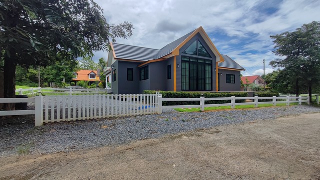 ขายบ้านเดี่ยวปากช่อง นครราชสีมา ชาเล่ต์ ฮิลล์ รีสอร์ต CHALET HILL Resort หมูสี หรับบ้านพัก ตากอากาศ รายละเอียด : https://youtu.be/ePUa9bD5u80?si=Wmu3EwptfDFuo0taกดรูปเพิ่มเติม : https://shorturl.asia/AGz5Mติดต่อพี่เปี๊ยก Tel : 098-628-7956 บ้านเดี่ยวปากช่อง เขาใหญ่ ชาเล่ต์ ฮิลล์ รีสอร์ต CHALET HILL เหมาะสำหรับบ้านพัก ตากอากาศ ปากช่อง เขาใหญ่ ล้อมรอบด้วยวิวเขา ธรรมชาติ ใกล้กรุงเทพเพียง 2 ชม พื้นที่สูงกว่าระดับน้ำทะเล 400 เมตร หมดความกังว�