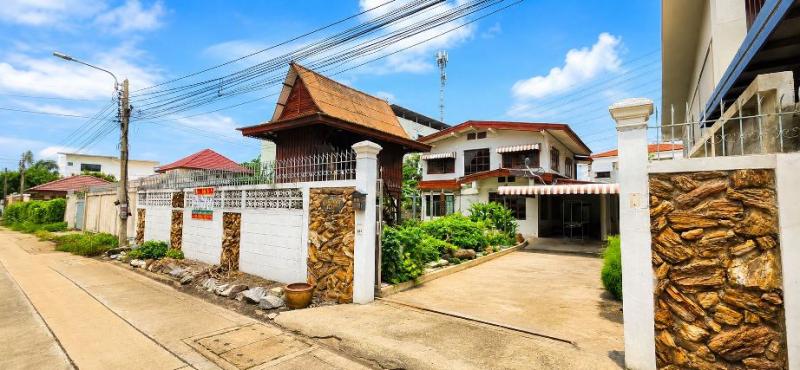 ขายบ้านพร้อมที่ดิน 93 ตร.ว. ซอยงามวงศ์วาน 31 ที่ดินแปลงใหญ่ ทำเลดี ทำอะไรก็คุ้มแปลงสวย ฟังก์ชันเยอะ ตอบโจทย์ทั้งอยู่อาศัย รีโนเวทใหม่ หรือทำโฮมออฟฟิศ ที่พักอาศัยขนาดใหญ่ เข้า-ออก สะดวกได้หลายเส้นทางไฮไลท์และรายละเอียดทรัพย์ขนาดที่ดิน: 93 ตารางวาพื้นที่ใช้สอย: 6 ห้องนอน | 2 ห้องน้ำการเดินทาง: เชื่อมต่อ งามวงศ์วาน, ติวานนท์, รัตนาธิเบศร์, ประชาชื่น และใกล้ทางด่วน�