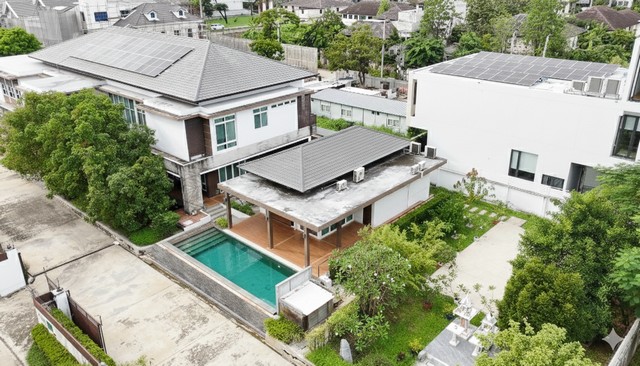 ขายบ้านเดี่ยวหรู คฤหาสน์หรู บ้านเดี่ยวเอื้อสุขพัฒนาการ ไร่ครึ่ง พื้นที่ 950 ตรม แต่งสวยรายละเอียด :VDO Youtube : https://youtu.be/GCHuBfyrrk4?si=GsDDN-hVtKeEptB0รูปเพิ่มเติม : https://bit.ly/4qz5EJWติดต่อพี่เปี๊ยก Tel : 098.628.7956 Rare Item แรร์ไอเทม บ้านหรูคฤหาสน์หลังใหญ่เอื้อสุขพัฒนา 58 เนื้อที่ 1 ไร่ครึ่ง พื้นที่กว่า 950 ตรม แต่งบิ้วอิน เฟอร์นิเจอร์ เครื่องใช้ไฟฟ้า สระว่าย สวนพื้นที่สีเขียว จอดรถกว่าได้ 10 คัน บ้านทิศใต้เข้ากับ