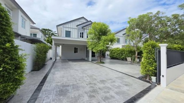 ให้เช่าบ้านเดี่ยว 2 ชั้น 81 ตรว. โครงการ Villaggio 3 ศรีนครินทร์-บางนา บ้านใหม่ ไม่เคยเข้าอยู่ ใกล้เมกะบางนาติดต่อ:: ชยา โทร/ID Line:: 0942823961Link Line:: https://line.me/ti/p/3xFA1An8Kcรหัส# T26-932บ้านเดี่ยว 2 ชั้น Villaggio 3 ศรีนครินทร์-บางนา บ้านใหม่ ไม่เคยเข้าอยู่ ใกล้เมกะบางนา• เนื้อที่ 81 ตารางวา• พื้นที่ใช้สอย 150 ตรม.• 3 ห้องนอน (มีเตียงและเฟอร์ครบ 2 ห้อง สามารถขอเพิ่มเติมได้)• 1 ห้องอเนกประสงค์ (ห้องทำงาน+ห้องพักผ่อน)�