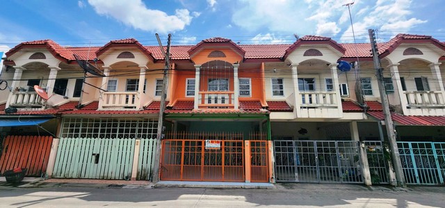 ม.บ้านร่มรื่น บางเลน ถ.เทศบาล 5 ต.บางเลน อ.บางเลน จ.นครปฐมรหัสทรัพย์ :16598ประเภท :ทาวน์เฮ้าส์ / ทาวน์โฮมโครงการ :หมู่บ้านร่มรื่นที่ตั้ง :ต.บางเลน อ.บางเลน จ.นครปฐมโซน :ต่างจังหวัดเนื้อที่ :20 ตร.ว.ห้องนอน :2 ห้องห้องน้ำ :2 ห้องห้องอื่น ๆ :ห้องจำนวนชั้น :2 ชั้นชั้นบน :กระเบื้องชั้นล่าง :กระเบื้องที่จอดรถ :2 คันขายทาวน์เฮ้าส์ สูง 2 ชั้น เนื้อที่ 20 ตร.ว. มี 2 ห้องนอน 2 ห้องน้ำ ต่อเติมห้อ�