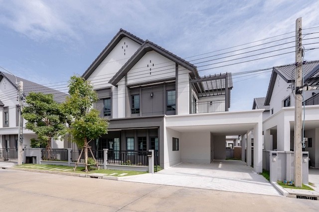 BH4247 ให้เช่าบ้านเดี่ยวหรู Centro บางนา เฟส 2 บ้านใหม่พร้อมอยู่ 4 ห้องนอน Fully Furnished ใกล้ Mega Bangnaติดต่อ Agent คุณบัว (Bua)Tel: 093-646-4597&nbsp;LINE ID: Bua093ค่าเช่า 150,000 บาทต่อเดือนรายละเอียดประกาศให้เช่าบ้านเดี่ยวหรูพร้อมเข้าอยู่ โครงการ Centro บางนา เฟส 2 ทำเลศักยภาพบนถนนบางนา เหมาะสำหรับครอบครัว ผู้บริหาร ชาวต่างชาติ และผู้ที่ต้องการบ้านคุณภาพในย่านบางนา บ้านตกแต่งครบ พร้อมเฟอร์นิเจอร์และเครื่องใช้