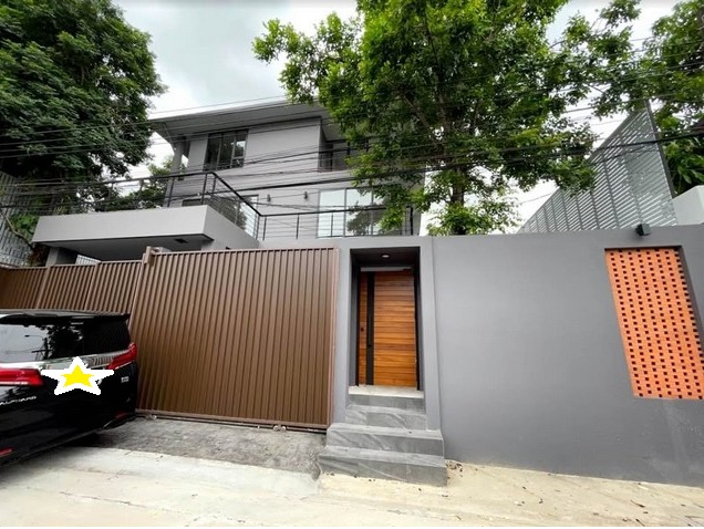 ให้เช่า - ขายบ้านเดี่ยว Pool Villa หรู 3 ชั้น 102 ตรว. 700 ตรม. สไตล์โมเดิร์น สุุขุมวิท 71 ปรีดีพนมยงค์ 26 พร้อมสระว่ายน้ำส่วนตัว ใกล้ทองหล่อ และเอกมัย*** ราคาเช่า 190,000 บาท/เดือน *** ราคาขาย 49 ล้านบาทติดต่อ:: ชยา โทร/ID Line:: 0942823961Link Line:: https://line.me/ti/p/3xFA1An8Kcรหัส# T26-843บ้านเดี่ยวหรู 3 ชั้น สไตล์โมเดิร์น พร้อมสระว่ายน้ำส่วนตัว สุุขุมวิท 71 ปรีดีพนมยงค์ 26• ที่ดิน 102 ตารางวา• พื้นที่ใช้สอย 700 ตารางเมตร• 5 ห้องนอน• 6 ห�