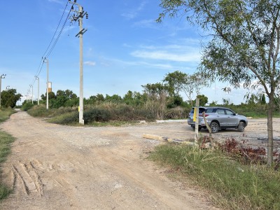 ขายที่ดินขนาด 4 ไร่ ใกล้สนามบินสุวรรณภูมิ  ตำบลคลองสวน อำเภอบางบ่อ จังหวัดสมุทรปราการตั้งอยู่ : ตำบลคลองสวน อำเภอบางบ่อ จังหวัดสมุทรปราการhttps://maps.apple/p/MZK67xHZG9vqAVที่ดินขนาด 4 ไร่รายละเอียดจุดเด่นคือที่ดินถมแล้ว สถานที่ใกล้เคียงติดนิคมอุตสาหกรรมเอเชียสุวรรณภูมิ ใกล้สนามบินสุวรรณภูมิ ตลาดคลองสวน 100 ปี (ฝั่งสมุทรปราการ)เทศบาลตำบลคลองสวนราคาไร่ละ 4.2 ล้านบาท รวมเป็นเง�