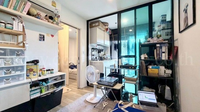 รหัสทรัพย์ : N1400คอนโด Kensington Kaset-Campus ใกล้ BTS บางบัว ติด รั้ว ม.เกษตรที่ตั้ง :&nbsp;ถนนตัดใหม่ (พหลโยธิน-วิภาวดีฯ) แขวงลาดยาว เขตจตุจักร กรุงเทพมหานคร 10900รายละเอียดทรัพย์&nbsp;-&nbsp;คอนโด High-Rise 15 ชั้น ห้องอยู่ชั้น 6 ตึก A ขนาด 24.94 ตารางเมตร- 1 ห้องนอน,&nbsp;1 ห้องน้ำ, 1 ห้องนั่งเล่น, 1 ห้องครัว, 1 ที่จอดรถ-&nbsp;แอร์ 2 เครื่อง, เตียงพร้อมที่นอน, บิวท์อินตู้เสื้อผ้า และครัว- ค่าส่วนกลาง 40 บาท/ตารางเมตร (998 บาท/เด�