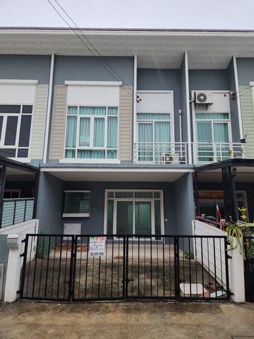 บ้านทาวน์โฮม กัสโต้ กิ่งแก้ว-สุวรรณภูมิทาวน์โฮม 2 ชั้น ดีไซน์สวย โครงการคุณภาพจาก Q.House พื้นที่ใช้สอยกว้างขวางถึง 132 ตร.ม. บนที่ดินขนาด 21.2 ตร.ว. ประกอบด้วย 3 ห้องนอน 3 ห้องน้ำ 1 ห้องเอนกประสงค์ และที่จอดรถ 2 คัน:: จุดเด่นที่ทำให้บ้านหลังนี้น่าสนใจ ::- ฟังก์ชันครบครัน: 3 ห้องนอน 3 ห้องน้ำ ตอบโจทย์ครอบครัวใหญ่ได้อย่างลงตัว- ห้องเอนกประสงค์: ชั้นล่างมีห้องเอนกประสงค์ที่สามา