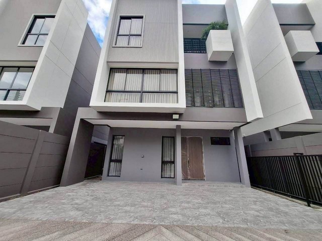 ให้เช่าบ้านเดี่ยวใหม่ 3 ชั้น 270 ตร.ม. FEEL TOWN ลาดพร้าว 101 ใกล้ MRT ลาดพร้าว 101 **ทำออฟฟิศจดบริษัทได้*** ราคาเช่า 60,000 บาท/เดือน ติดต่อ:: ชยา  โทร/ID Line:: 0942823961   Link Line:: https://line.me/ti/p/3xFA1An8Kcรหัส# T26-1120 บ้านเดี่ยวใหม่ 3 ชั้น FEEL TOWN ลาดพร้าว 101 ใกล้ MRT ลาดพร้าว 101  ๐ เนื้อที่ 40 ตร.ว.๐ พื้นที่ใช้สอย 270 ตร.ม.๐ 3 ห้องนอน  ๐ 4 ห้องน้ำ ๐ 3 ที่จอดรถ๐ ห้องแม่บ้านพร้อมห้องน้ำในตัว๐ ลงเฟอร์นิเจอร์ใหม่ / ลงเครื่องใช้ไฟฟ้าใหม่๐ เดินทา�
