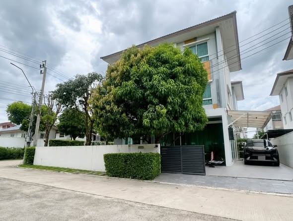 ขายบ้านเดี่ยว 3 ชั้น หน้าสวน 320 ตรม. โครงการ คาซ่า แกรนด์ สุขาภิบาล 5 ติดถนนใหญ่ ระหว่างซอยสายไหม 79 และ 81 บิวท์อินทั้งหลัง พร้อมอยู่ ทำเลศักยภาพ*** ราคาขาย 15 ล้านบาท ค่าโอนคนละครึ่งติดต่อ:: ชยา  โทร/ID Line:: 0942823961   Link Line:: https://line.me/ti/p/3xFA1An8Kcรหัส# T26-1117 บ้านเดี่ยว 3 ชั้น บรรยากาศหน้าสวน ร่มรื่น เป็นส่วนตัว๐ ขนาด 65.40 ตร.วา๐ พื้นที่ใช้สอย 320 ตรางเมตร๐ ฟังก์ชันครบ ตอบโจทย์ครอบครัวใหญ่๐ 4 ห้องนอน๐ 5 �