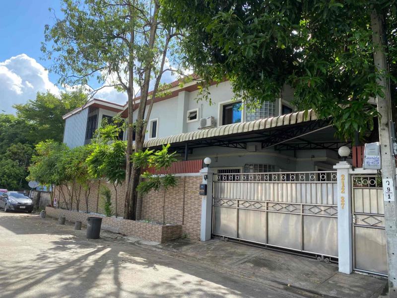 ขายบ้านเดี่ยว 2 ชั้น พร้อมที่ดิน 66 ตร.วา ใจกลางบางคอแหลม กรุงเทพฯ บ้านสร้างตามหลักฮวงจุ้ย พร้อมอยู่ที่ตั้ง : แขวงบางคอแหลม เขตบางคอแหลม กรุงเทพมหานคร 10120ขนาดพื้นที่ : 66 ตารางวารายละเอียด-บ้านเดี่ยว 2 ชั้น -สร้างตามหลักฮวงจุ้ย ควบคุมงานก่อสร้างโดยวิศวกรมืออาชีพ-บิวท์อินครบทั้งชั้นบนและชั้นล่าง พร้อมเข้าอยู่-4 ห้องนอน-3 ห้องน้ำ -1 ห้องทำงาน -2 ห้องรับแขก-ครัวไทยและ�