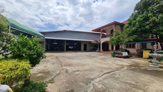 ขาย/ให้เช่า โรงงานพร้อมใช้งาน 1.5 ไร่ 2,400 ตรม. ทำเลดี สมุทรสาครราคาขายเพียง 23.5 ล้านบาทเท่านั้น!ราคาให้เช่าเพียง 85 บาทต่อตารางเมตรรายละเอียดทรัพย์สิน:พื้นที่รวม 2,400 ตารางเมตร (1.5 ไร่) พื้นที่โกดังประมาณ 1,500 ตรม.ผังเมืองสีชมพู  มีใบ รง. 4 พร้อมทำโรงงานอุตสาหกรรมได้เลยภายในที่ดินประกอบด้วยโรงงานขนาดใหญ่พร้อมระบบไฟฟ้า 400 KVAระบบน้ำประปา ระบบไฟฟ้า และ ระบบลมเดินท่อรอบโรงง