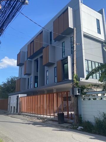 ให้เช่าโฮมออฟฟิศ 3.5 ชั้น ย่านรัชดา ลาดพร้าว-วังหิน โชคชัย 4 ใกล้ MRT ลาดพร้าว ใกล้ศาลรัชดาราคาเช่า 75,000 บาท / เดือน ( สัญญาขั้นต่ำ 2 ปี ประกัน 3 เดือน ล่วงหน้า 1 เดือน )ที่ตั้ง ถนนรัชดาภิเษก ซอยรัชดาภิเษก 32 แขวงจันทรเกษม เขตจตุจักร กรุงเทพมหานคร 10900ติดต่อ : คุณภัสพงณ์ 0634098164Line : deedee23https://www.facebook.com/profile.php?id=61581484955548เนื้อที่ 50 ตารางวา จำนวน 3.5 ชั้น 2 ห้องนอน 3 ห้องทำงาน 2 ห้องครัว 4 ห้องน้ำ 1 ห้องเก็บขอ�