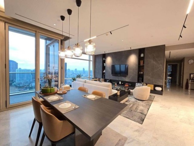 Sub1532For Sale Condo Four Seasons Private Residences แต่งครบ พร้อมอยู่No co-agent only Serious Buyerขนาด: 220 ตร.ม.4 ห้องนอน | 3 ห้องน้ำ | ชั้น: 28ราคาขาย : 150MBจุดเด่นโครงการวิวแม่น้ำเจ้าพระยาโค้งน้ำที่สวยที่สุดส่วนหนึ่งของโครงการหรู Chao Phraya Estateเชื่อมกับโรงแรม Four Seasons Hotel Bangkok & Capellaสิ่งอำนวยความสะดวกระดับ World-class: สระว่ายน้ำริมน้ำ, ฟิตเนส, lounge, conciergeการเดินทาง5 นาทีถึง BTS สะพานตากสิน และท่าเรือสาทรเข้าออกได้หลายเส้นทาง: สาทร, สีลม, เจริญก�