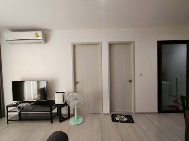 ให้เช่าคอนโด ไลฟ์ อโศก   ห้องใหญ่ 55 ตรม. 2 นอน 2น้ำ ชั้น 16 ห้องมุมLife Asoke  2 bed 2 bath 55 Sqm Floor 16 Condo for rent 27K /monthhttps://maps.app.goo.gl/vfDhNLpfSYafrinUA..การเดินทางสะดวก มีทางเชื่อมหน้าคอนโด รถไฟฟ้า MRT เพชรบุรี , APL แอร์พอร์ตลิ้งค์ มักกะสัน, ใกล้ทางด่วน..2 ห้องนอน 2 ห้องน้ำ 1 ห้องครัวปิดห้องขนาด 55 ตรม. ชั้น 16 ห้องมุมวิวเมือง และ สระว่ายน้ำ มีระเบียงส่วนตัว.เฟอร์นิเจอร์ครบ พร้อมเครื่องใช้ไฟฟ้า digital door lockแอร์ 3 เครื่อง , TV , เครื�