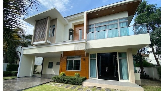 BH4248 ให้เช่าบ้านเดี่ยวหรู ใกล้สนามบินสุวรรณภูมิ 10 นาที บ้านพร้อมเฟอร์นิเจอร์ 4 ห้องนอน เหมาะสำหรับผู้บริหารและชาวต่างชาติติดต่อ Agent คุณบัว (Bua)Tel: 093-646-4597&nbsp;LINE ID: Bua093ค่าเช่า 165,000 บาทต่อเดือนรายละเอียดประกาศให้เช่าบ้านเดี่ยวระดับลักชัวรี ทำเลศักยภาพใกล้สนามบินสุวรรณภูมิ เพียงประมาณ 10 นาที บ้านหลังใหญ่ บรรยากาศเงียบสงบ เป็นส่วนตัว พร้อมเฟอร์นิเจอร์และเครื่องใช้ไฟฟ้า�
