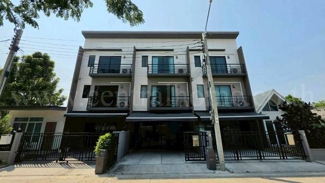 รหัสทรัพย์ N1056บ้านกลางเมือง ราชพฤกษ์-สาทร ทาวน์โฮม 3 ชั้น 21.4 ตารางวา บ้านใหม่ สภาพดี แปลงหน้าสวนที่ตั้ง : ถนนราชพฤกษ์ ตำบลบางขนุน อำเภอบางกรวย จังหวัดนนทบุรี 11130รายละเอียดทรัพย์- พัฒนาโครงการ โดย บริษัท เอพี (ไทยแลนด์) จำกัด- ทาวน์โฮม 3 ชั้น เนื้อที่ดิน 21.4 ตารางวา พื้นที่ใช้สอย 141 ตารางเมตร- 3 ห้องนอน, 3 ห้องน้ำ, 1 ห้องอเนกประสงค์, 1 ครัวนอกต่อเติมครบ, 1 ห้องนั่งเล่น, 1 ห้องรับ�