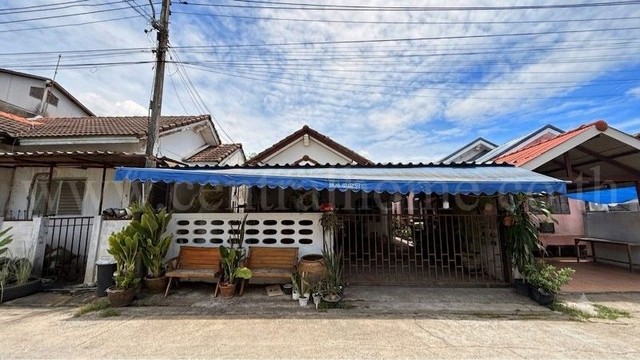 รหัสทรัพย์&nbsp; N1117บ้านแฝด หมู่บ้านพรธิสาร 4 รังสิต - นครนายก คลอง 6ที่ตั้ง :&nbsp;ถนนรังสิต - นครนายก ตำบลลำผักกูด อำเภอธัญบุรี จังหวัดปทุมธานี 12110รายละเอียดทรัพย์- บ้านแฝด 1 ชั้น ขนาดพื้นที่ 32 ตารางวา พื้นที่ใช้สอย 100 ตารางเมตร- 3 ห้องนอน, 1 ห้องน้ำ, 1 ห้องนั่งเล่น, 1 ห้องครัว, 1 ที่จอดรถ- บ้านต่อเติมหลังคาหน้าบ้าน, ต่อเติมครัวหลังบ้าน- พื้นปูกระเบื้อง, หน้าบ้านหันทางทิศตะวันออก- 