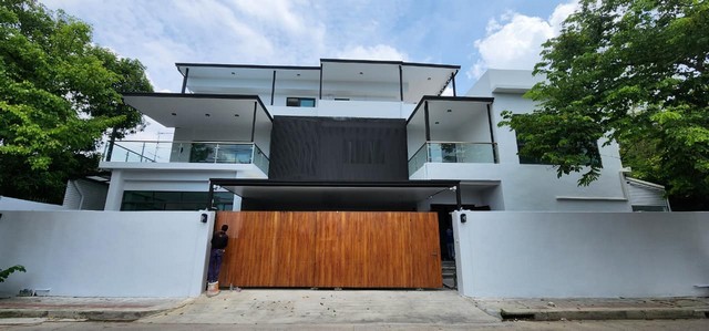 ให้เช่า Home office หรู 3 ชั้น 600 ตรม. สุขุมวิท71 ปรีดีพนมยงค์26 ใกล้ทางด่วน ใกล้ BTS พระโขนง*** ราคาเช่า 220,000 บาท/เดือน ติดต่อ::  ชยา โทร/ID Line:: 0942823961   Link Line:: https://line.me/ti/p/3xFA1An8Kcรหัส# T26-900Home office หรู 3 ชั้น ใจกลางสุขุมวิท ซอยสุขุมวิท 71 ปรีดีพนมยงค์26• เนื้อที่ 132 ตรว. • พื้นที่ใช้สอยกว่า 600 ตรม.• 4 ห้องนอน พร้อมห้องน้ำในตัว   • ห้องครัวและห้องทานข้าว พร้อมระเบียงขนาดใหญ่  • 1 living room, • 1 ห้องอเนกประสงค์• Roof top ขนาดใหญ่ม�
